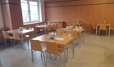 Jídelní sál jídelny DPS se stoly a židlemi